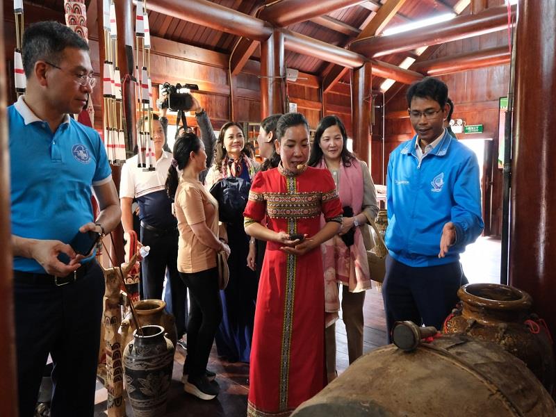Các đại biểu tham quan Làng truyền thống dân tộc K’Ho