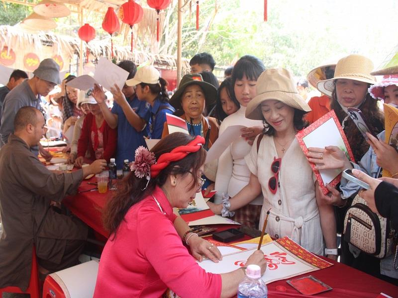Không gian thư pháp và tranh dân gian