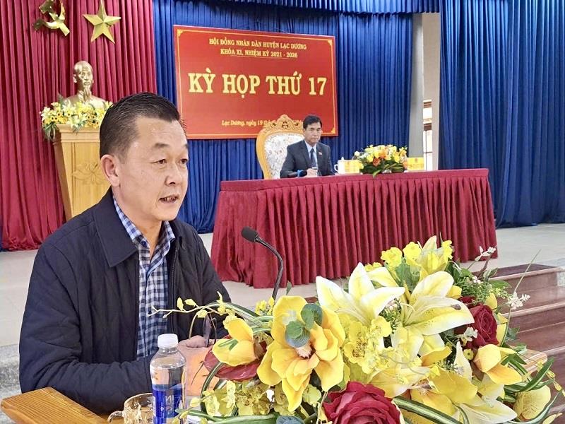 Lãnh đạo các phòng chuyên môn thuộc UBND huyện trả lời chất vấn