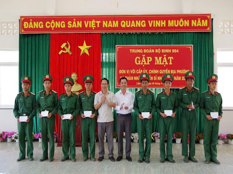 Các đồng chí lãnh đạo huyện Di Linh tặng quà cho chiến sĩ mới của huyện