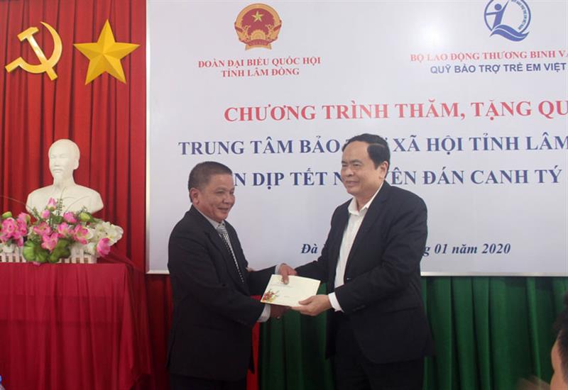 Bí thư Trung ương Đảng, Chủ tịch Ủy ban Trung ương MTTQ Việt Nam Trần Thanh Mẫn tặng 20 triệu đồng cho Trung tâm Bảo trợ Xã hội tỉnh Lâm Đồng để chăm lo cho các đối tượng bảo trợ đón tết an vui, lành mạnh, tiết kiệm