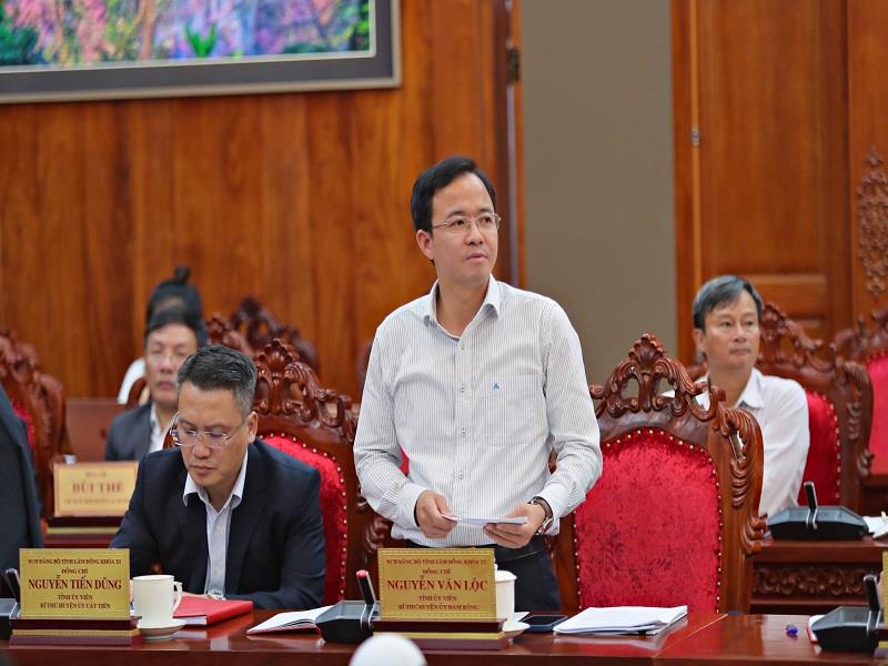 Đồng chí Nguyễn Văn Lộc - Bí thư Huyện uỷ Đam Rông báo cáo tình hình kinh tế, chính trị địa phương thời gian qua, đặc biệt là công tác quản lý, bảo vệ rừng