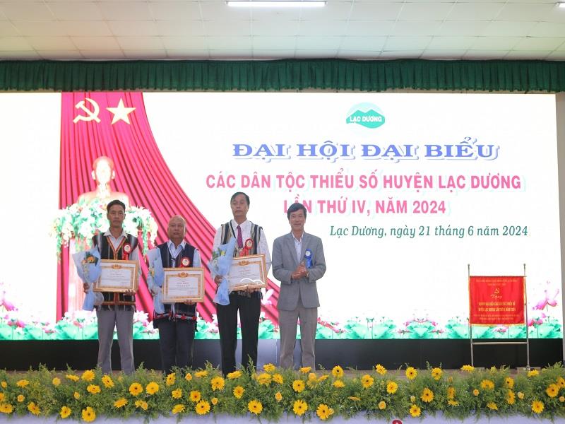 Phó Giám đốc Sở Tài chính Nguyễn Ngọc Nhi trao Giấy khen của Ban Dân tộc tỉnh cho các cá nhân