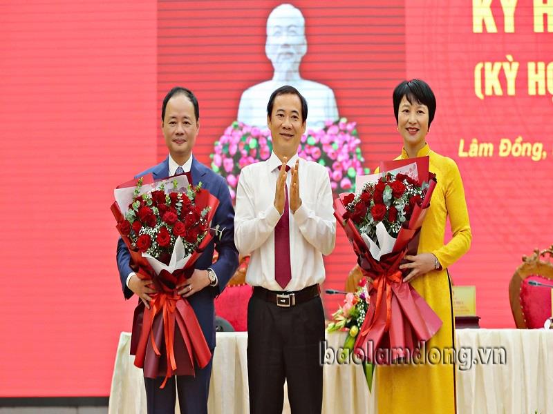 Quyền Bí thư Tỉnh ủy Lâm Đồng Nguyễn Thái Học tặng hoa chúc mừng Chủ tịch HĐND tỉnh Phạm Thị Phúc và Chủ tịch UBND tỉnh Trần Hồng Thái