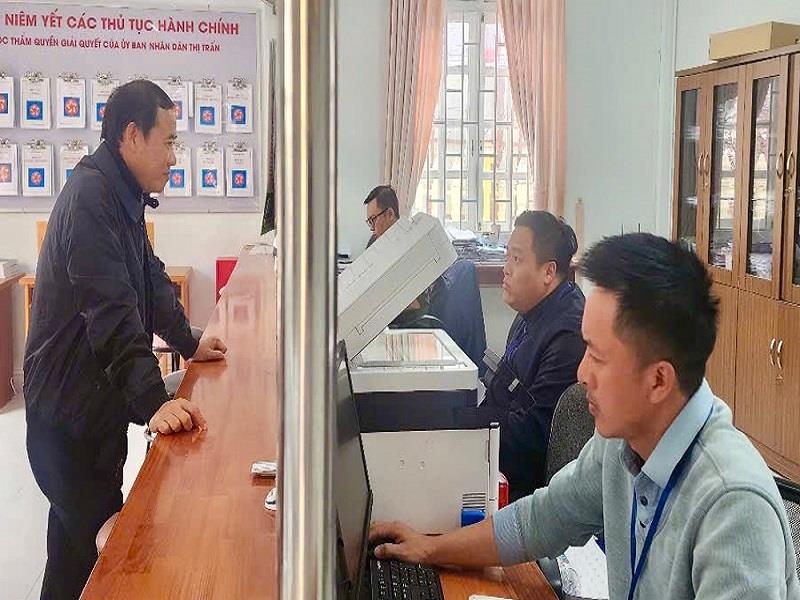 Quyền Bí thư Tỉnh ủy kiểm tra hoạt động tại Bộ phận Một cửa UBND thị trấn Lạc Dương