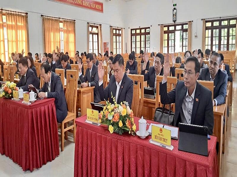 Các đại biểu biểu quyết thông qua nghị quyết tại kỳ họp