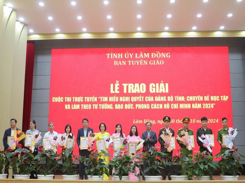 Đồng chí Lê Minh Quang - Phó Trưởng ban Thường trực Ban Dân vận Tỉnh ủy trao Giấy chứng nhận cho các cá nhân đạt giải khuyến khích Cuộc thi trực tuyến từ tuần thứ nhất đến tuần thứ tư