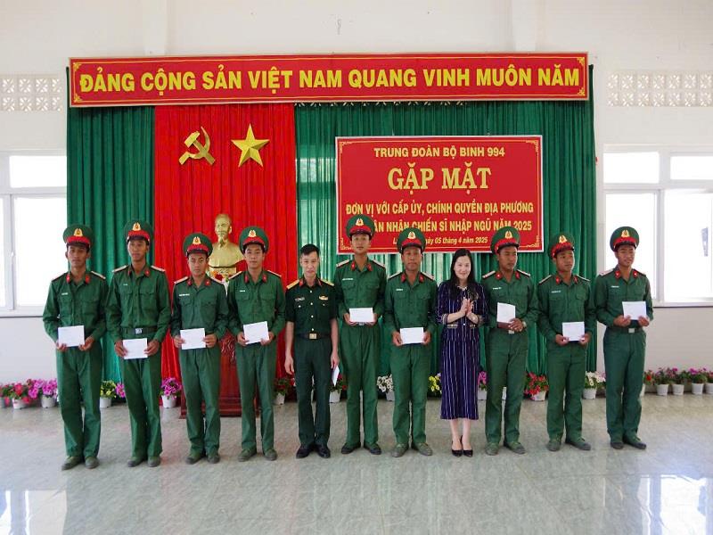 Lãnh đạo huyện Lạc Dương tặng quà cho chiến sĩ mới của huyện