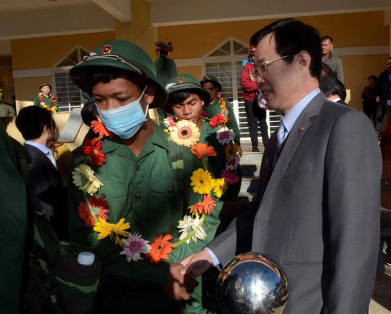 Đồng chí Phạm Triều - Bí thư Huyện ủy Lạc Dương động viên các tân binh lên đường nhập ngũ