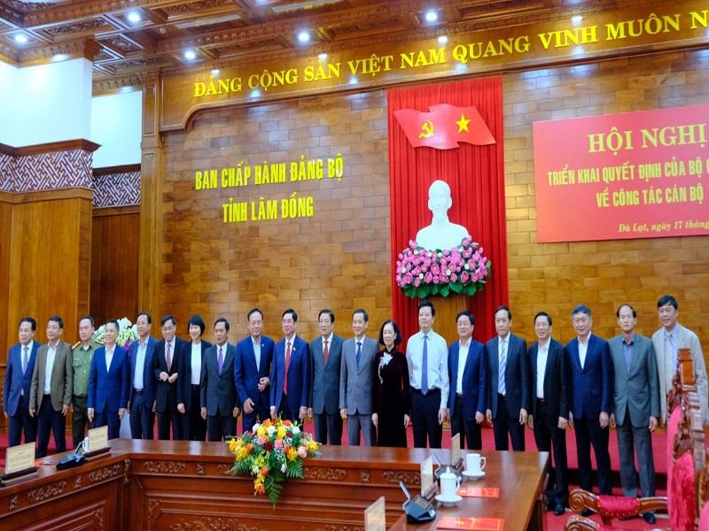 Các đồng chí Ủy viên Ban Thường vụ Tỉnh ủy chụp hình lưu niệm cùng các đồng chí lãnh đạo Trung ương