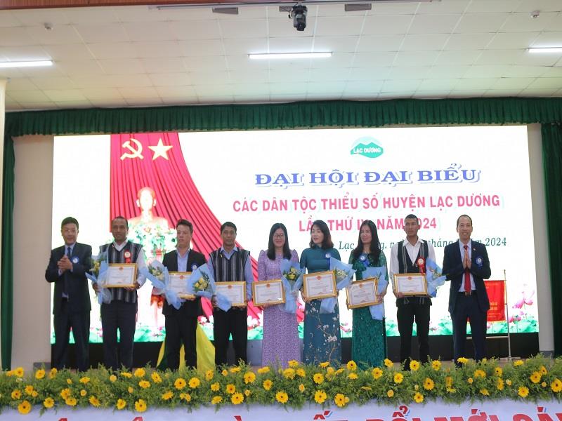 Bí thư Huyện ủy Lạc Dương Sử Thanh Hoài và Chủ tịch UBND huyện trao Giấy khen của UBND huyện cho các tập thể