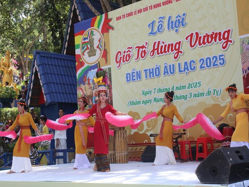 Múa Chăm do Trung tâm Văn hóa Nghệ thuật tỉnh Ninh Thuận biểu diễn