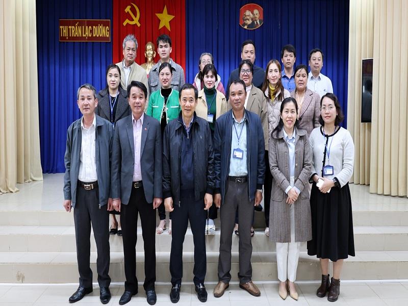 Quyền Bí thư Tỉnh ủy chụp hình lưu niệm cùng cán bộ, công chức thị trấn Lạc Dương