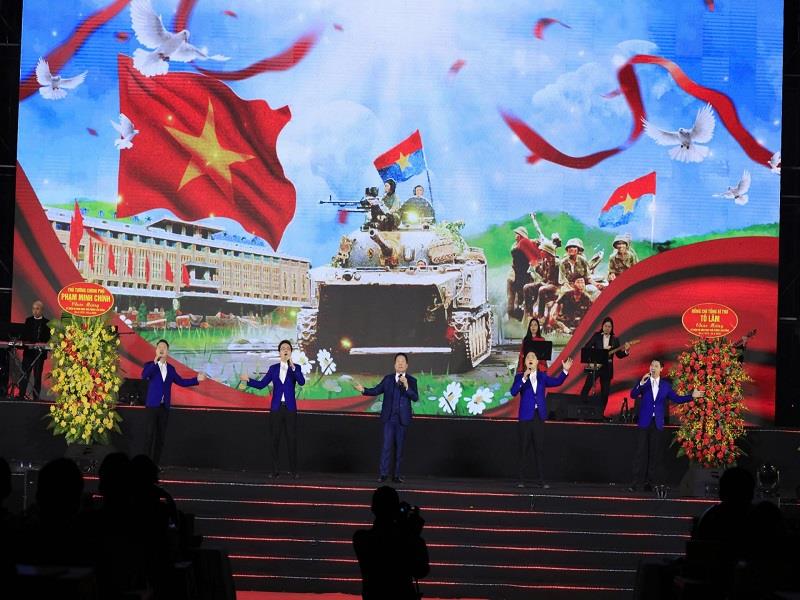 Những khoảnh khắc lịch sử hào hùng qua ca khúc “Năm anh em trên chiếc xe tăng”