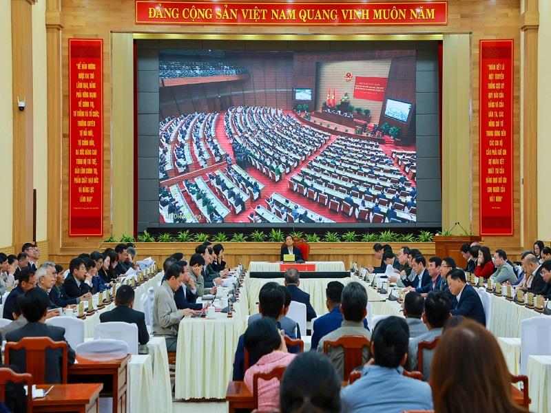Các đại biểu theo dõi Hội nghị qua màn hình trực tuyến tại điểm cầu Tỉnh uỷ Lâm Đồng
