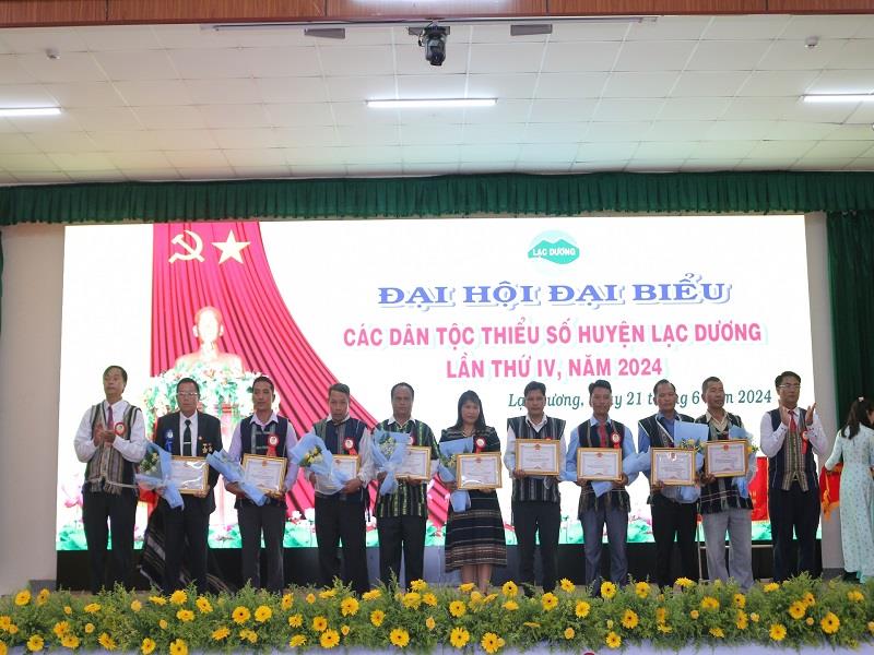 Phó Bí thư Thường trực Huyện ủy Ya Ti Ong và Phó Chủ tịch UBND huyện Cil Poh trao Giấy khen của UBND huyện cho các tập thể