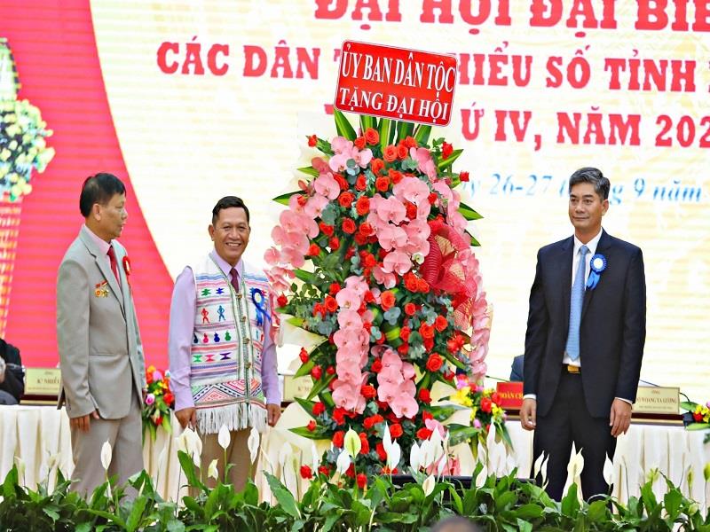 Ủy ban Dân tộc tặng hoa chúc mừng Đại hội