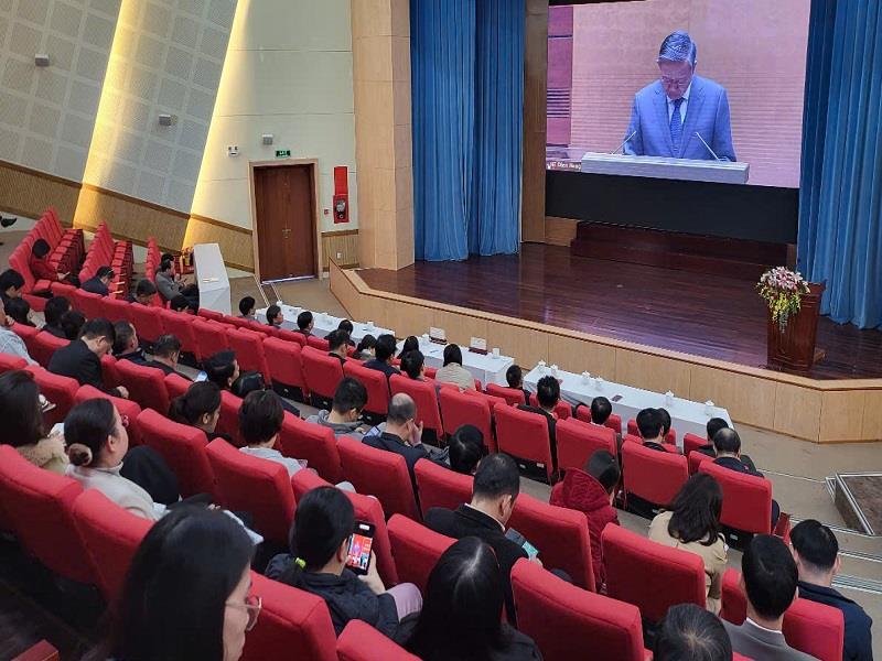 Các cán bộ, đảng viên, đại diện doanh nghiệp dự hội nghị trực tuyến tại Hội trường Trung tâm Hành chính tỉnh Lâm Đồng