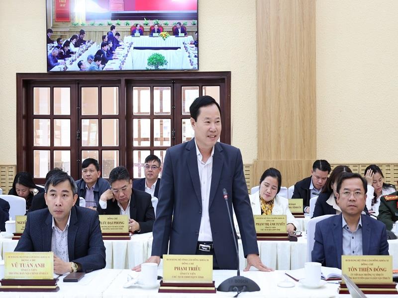 Chủ tịch Ủy ban MTTQ Việt Nam tỉnh Lâm Đồng Phạm Triều trao đổi ý kiến tại Hội nghị
