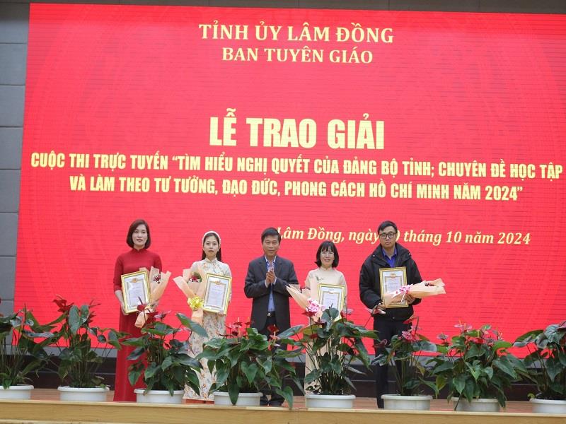 Đồng chí Huỳnh Minh Hải - Phó Trưởng ban Thường trực Ban Tuyên giáo Tỉnh ủy trao Giấy chứng nhận cho các cá nhân đạt giải phần thi viết tin, bài tuyên truyền về Cuộc thi trực tuyến