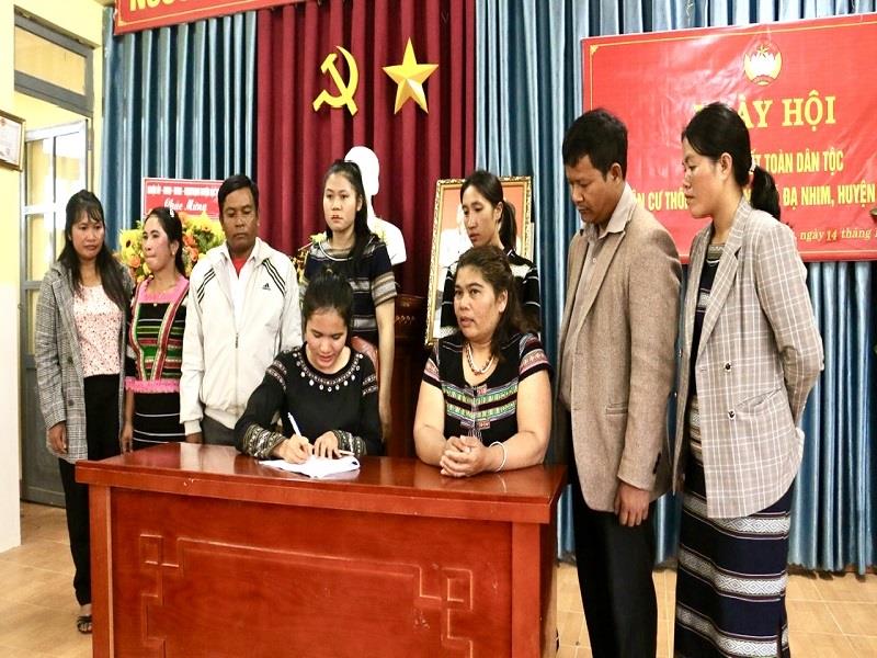 Các tổ chức, đoàn thể thôn Liêng Bông ký kết giao ước thi đua