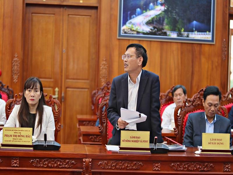 Đồng chí Hoàng Sỹ Bích - Giám đốc Sở Nông nghiệp và Phát triển nông thôn Lâm Đồng báo cáo công tác phòng chống hạn hán, công tác bảo vệ rừng