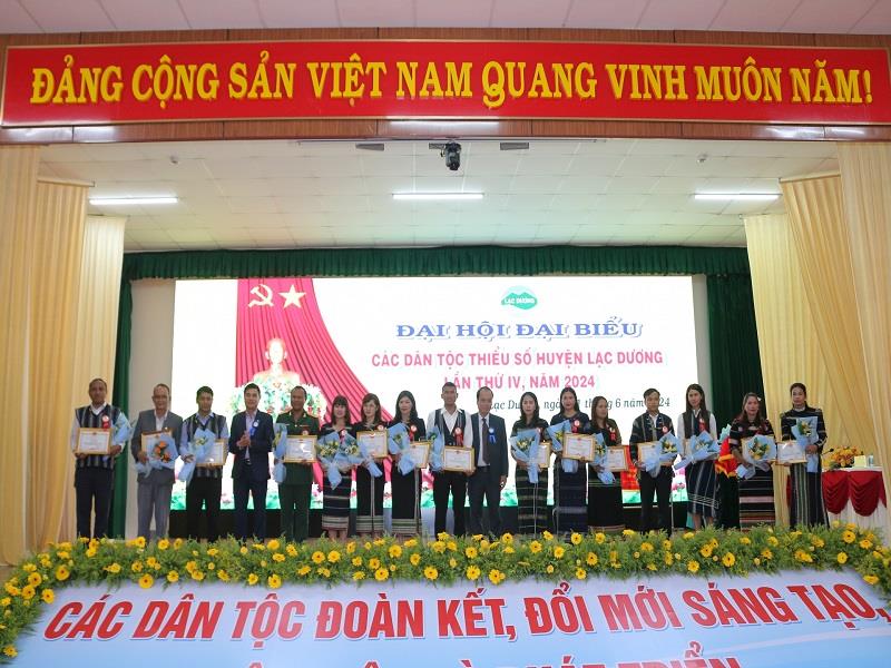Phó Chủ tịch HĐND huyện Lạc Dương Đỗ Khắc Lợi và Phó Chủ tịch UBND huyện Lê Chí Quang Minh trao Giấy khen của UBND huyện cho các cá nhân