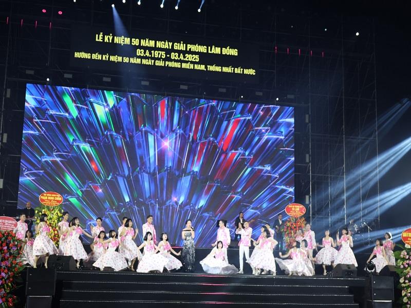 Tiết mục “Tóc ngắn” qua giọng ca của Diva Mỹ Linh
