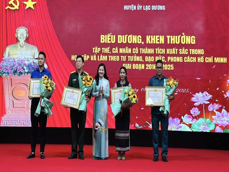 Bí thư Huyện ủy Lạc Dương Trần Thị Chúc Quỳnh trao giấy khen cho các tập thể