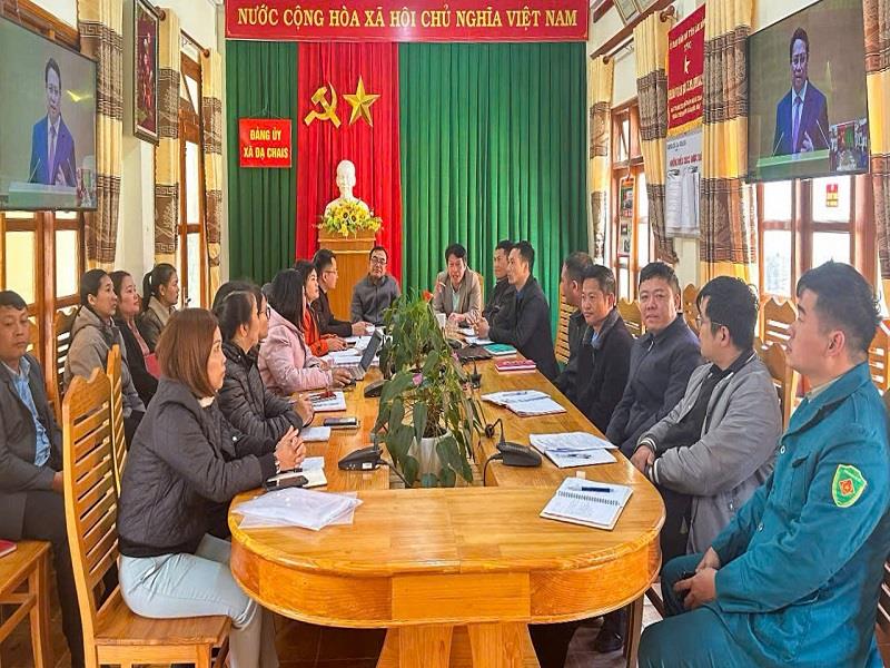 Cán bộ, công chức xã Đạ Chais, huyện Lạc Dương dự Hội nghị trực tuyến tại điểm cầu Đảng uỷ xã