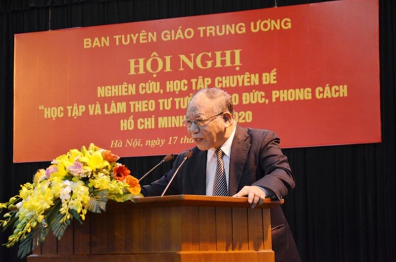 GS.TS Hoàng Chí Bảo báo cáo nội dung chuyên đề “Tăng cường khối đại đoàn kết toàn dân tộc, xây dựng Đảng và hệ thống chính trị trong sạch, vững mạnh theo tư tưởng, đạo đức, phong cách Hồ Chí Minh”.