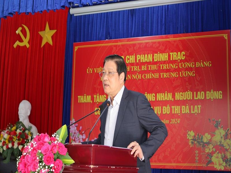 Trưởng Ban Nội chính Trung ương Phan Đình Trạc thăm, động viên công nhân, người lao động tại Công ty Cổ phần dịch vụ đô thị Đà Lạt