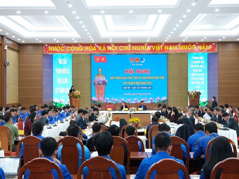 Toàn cảnh Hội nghị đối thoại giữa Chủ tịch UBND tỉnh với thanh niên