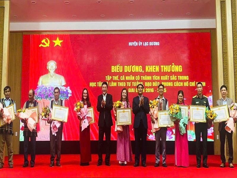 Phó Bí thư Thường trực Huyện ủy Ya Tiong và Chủ tịch UBND huyện Bùi Thế trao giấy khen cho các cá nhân