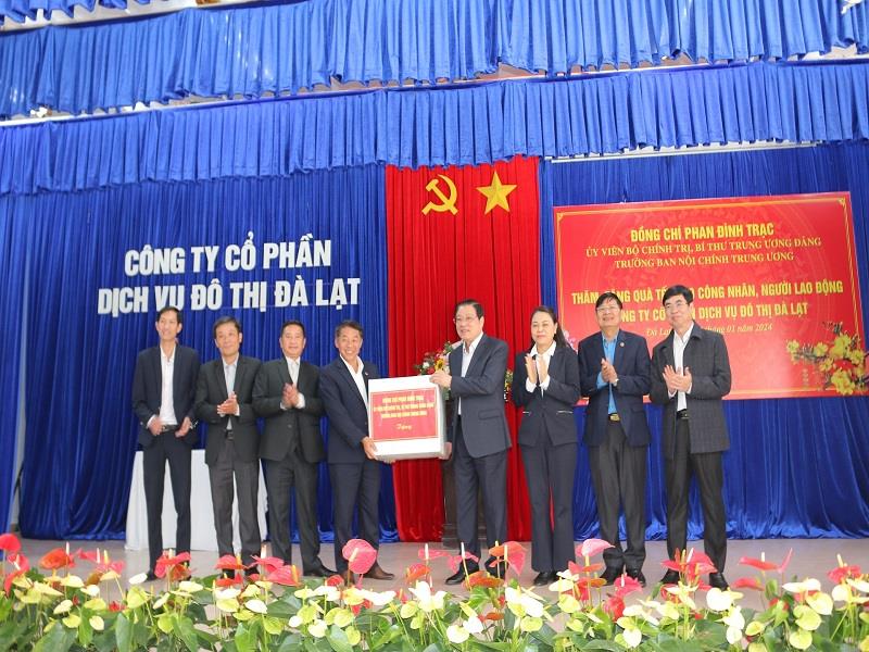 Trưởng Ban Nội chính Trung ương Phan Đình Trạc tặng quà Tết cho Công ty Cổ phần dịch vụ đô thị Đà Lạt