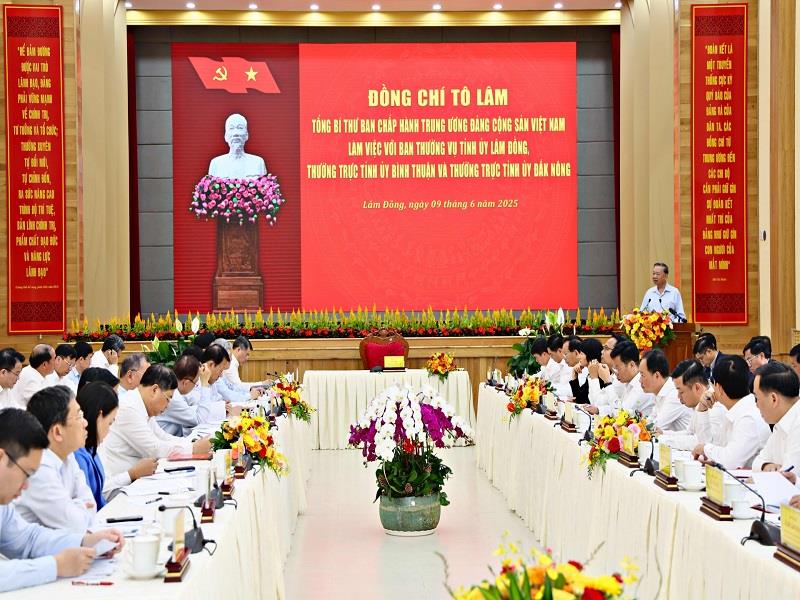 Quang cảnh buổi làm việc của Tổng Bí thư Tô Lâm với Ban Thường vụ Tỉnh ủy Lâm Đồng và Thường trực Tỉnh ủy 2 tỉnh Bình Thuận, Đắk Nông sáng 9/6 tại TP Đà Lạt