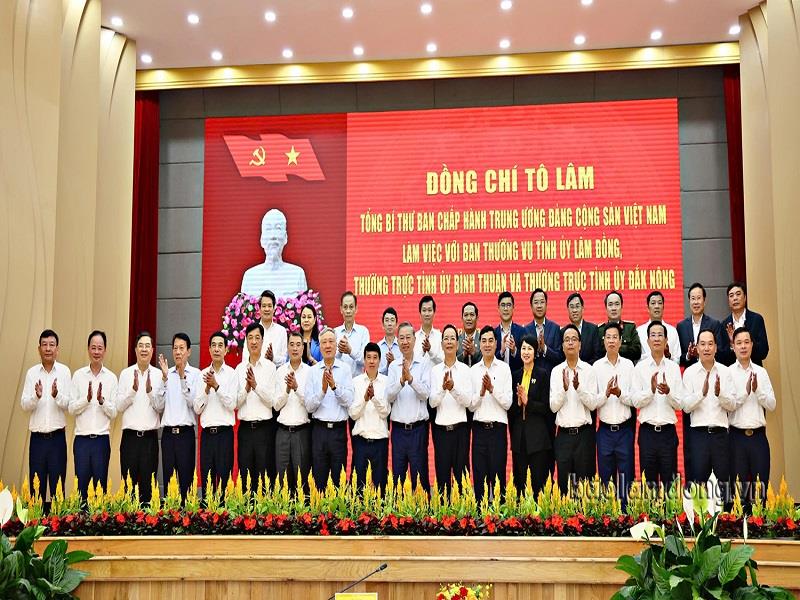 Các đồng chí lãnh đạo 3 tỉnh Lâm Đồng, Đắk Nông, Bình Thuận chụp hình lưu niệm cùng Tổng Bí thư Tô Lâm và các thành viên Đoàn công tác Trung ương sau buổi làm việc