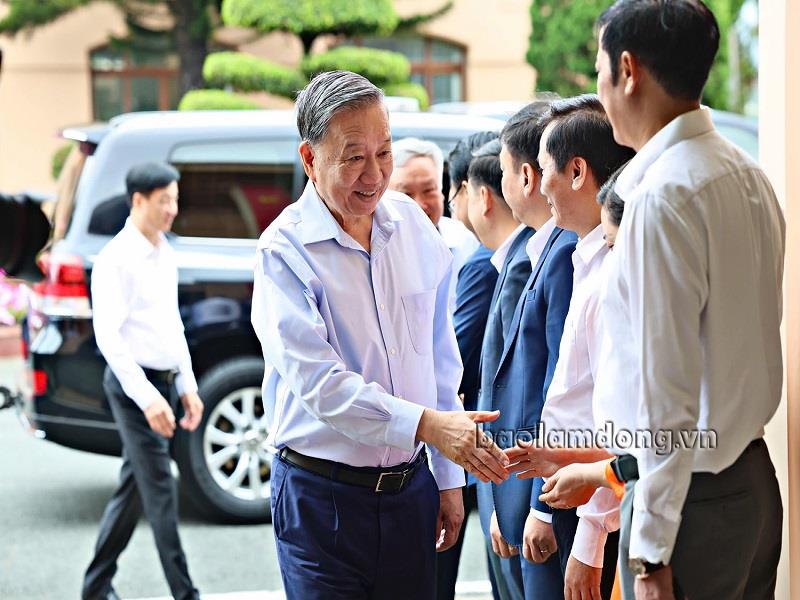 Các đồng chí lãnh đạo 3 tỉnh Lâm Đồng, Đắk Nông, Bình Thuận chào đón đồng chí Tổng Bí thư Tô Lâm trước buổi làm việc tại tỉnh Lâm Đồng sáng 9/6