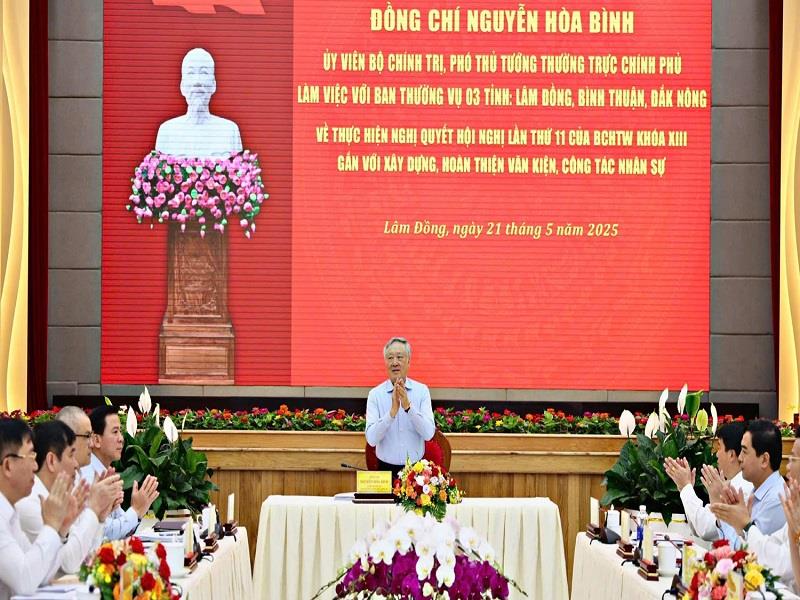 Đồng chí Nguyễn Hoà Bình - Ủy viên Bộ chính trị, Phó Thủ tướng Thường trực Chính phủ phát biểu mở đầu buổi làm việc với Ban Thường vụ Tỉnh ủy 3 tỉnh Lâm Đồng, Bình Thuận, Đắk Nông sáng 21/5/2025