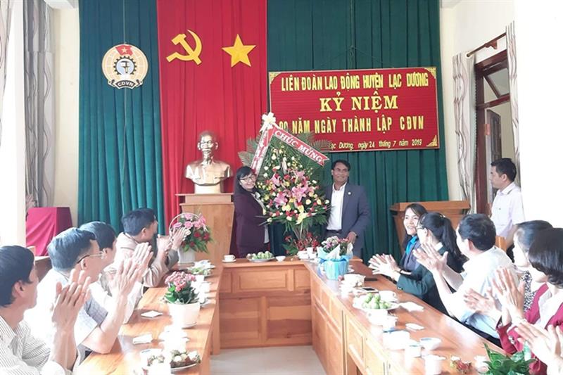 Đồng chí Ya Ti Ong - Phó Bí thư Huyện ủy, Chủ tịch HĐND huyện phát biểu và tặng lẵng hoa chúc mừng cán bộ Công đoàn huyện Lạc Dương