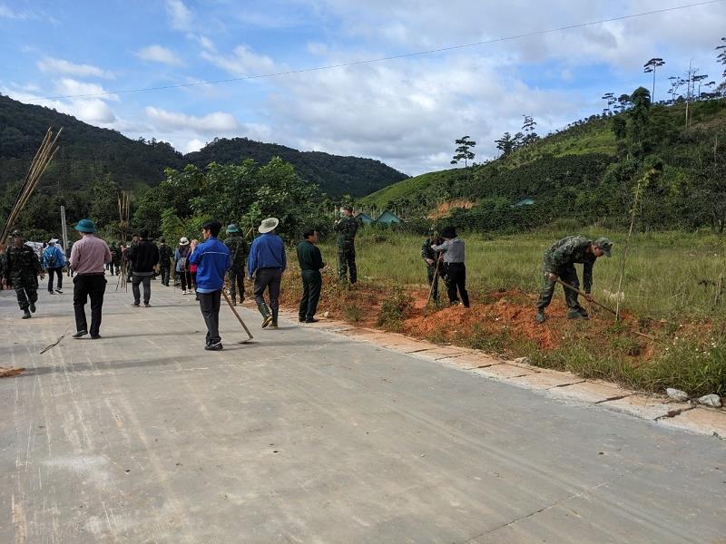 Các lực lượng tham gia trồng cây xanh dọc hai bên đường vào khu sản xuất Long Treng