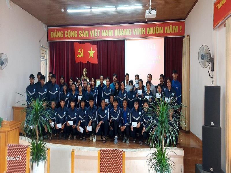 Các đồng chí lãnh đạo xã tặng quà cho các em học sinh khối 12 Trường THPT Đạ Sar