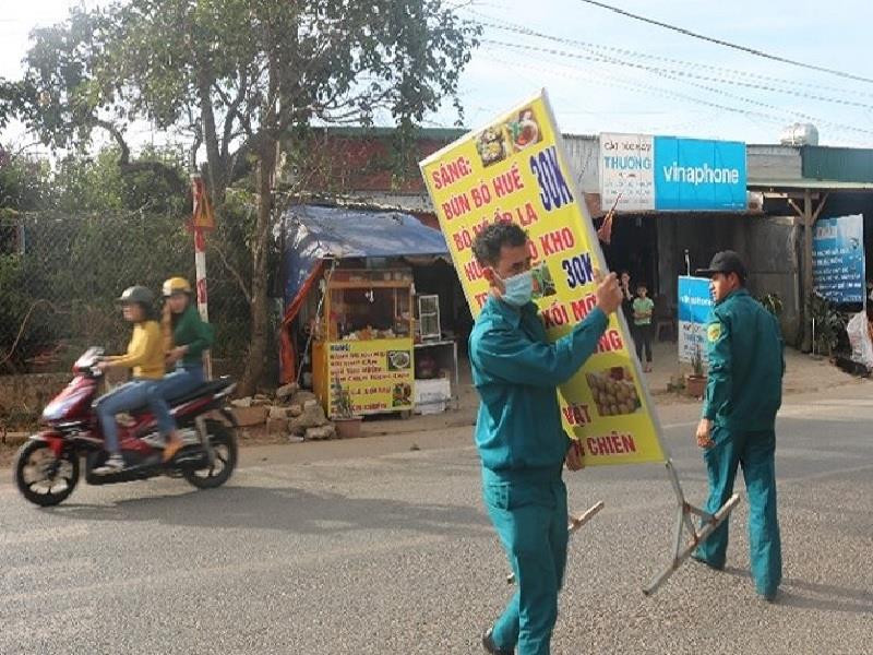 Lực lượng của xã hỗ trợ người dân chuyển dọn chướng ngại vật trong phạm vi hành lang ATGT