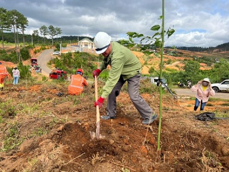 Đồng chí Trịnh Xuân Tự - Bí thư Đảng ủy, Chủ tịch HĐND xã tham gia trồng cây sau lễ phát động