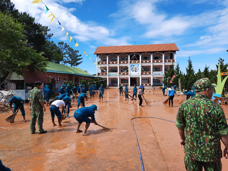 Nhờ làm tốt công tác ứng trực, lực lượng vũ trang huyện đã hỗ trợ địa phương nhanh chóng khắc phục hậu quả thiên tai