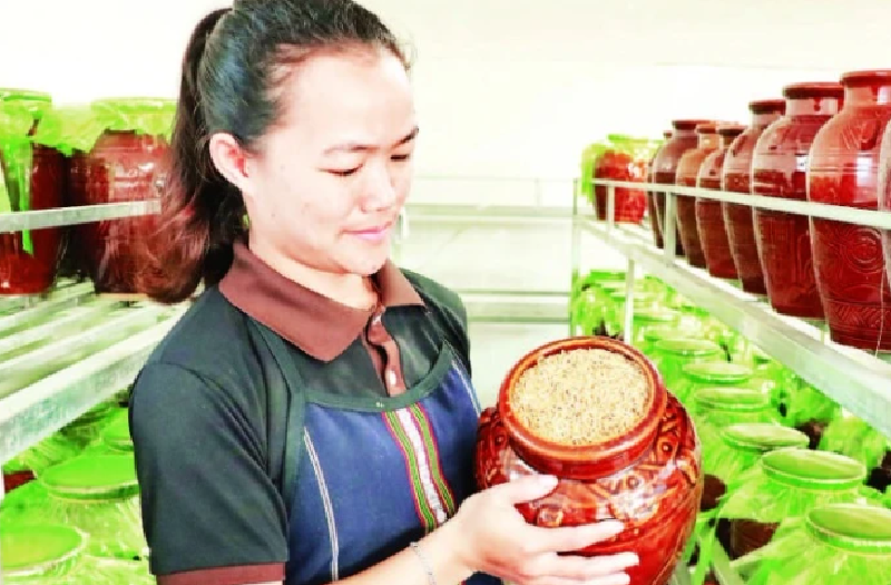 Chị Bon Đing Thanh Hiền mong muốn bảo tồn và phát triển nghề làm rượu cần truyền thống của dân tộc mình.