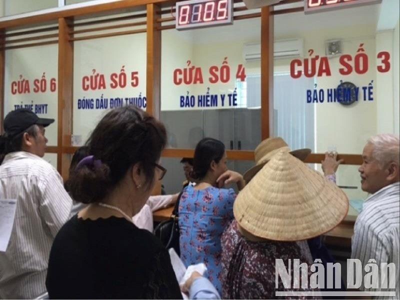 Nhóm đối tượng người cao tuổi đang hưởng trợ cấp tuất hằng tháng sẽ được Nhà nước cấp thẻ bảo hiểm y tế miễn phí. (Ảnh minh họa: ĐỖ THOA)