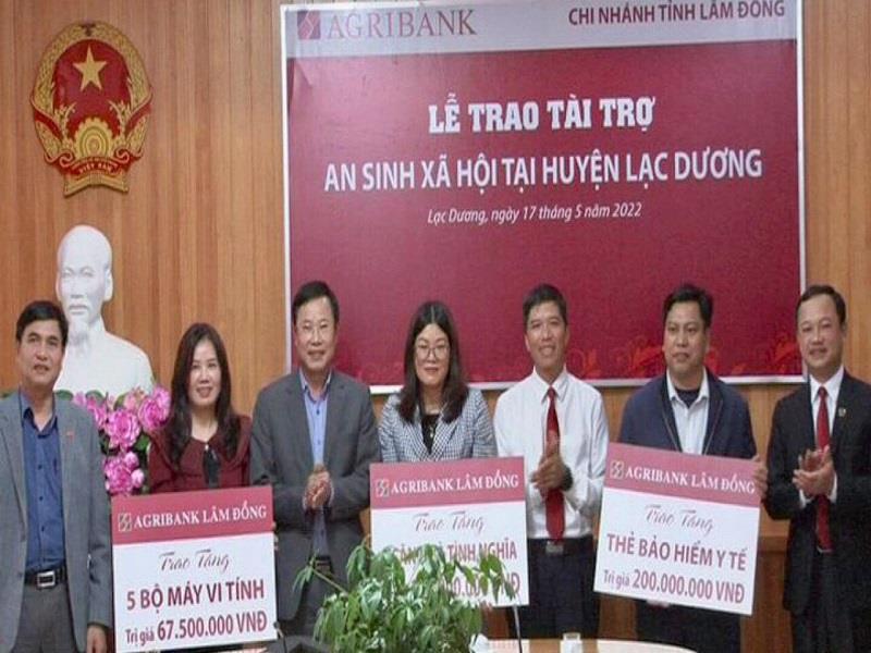 Agribank chi nhánh tỉnh Lâm Đồng trao biểu trưng quà tặng cho huyện Lạc Dương