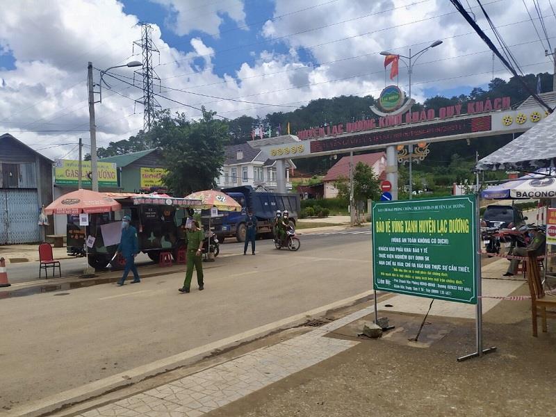 Chốt kiểm soát phòng chống dịch Covid-19 tại cửa ngõ ra vào huyện