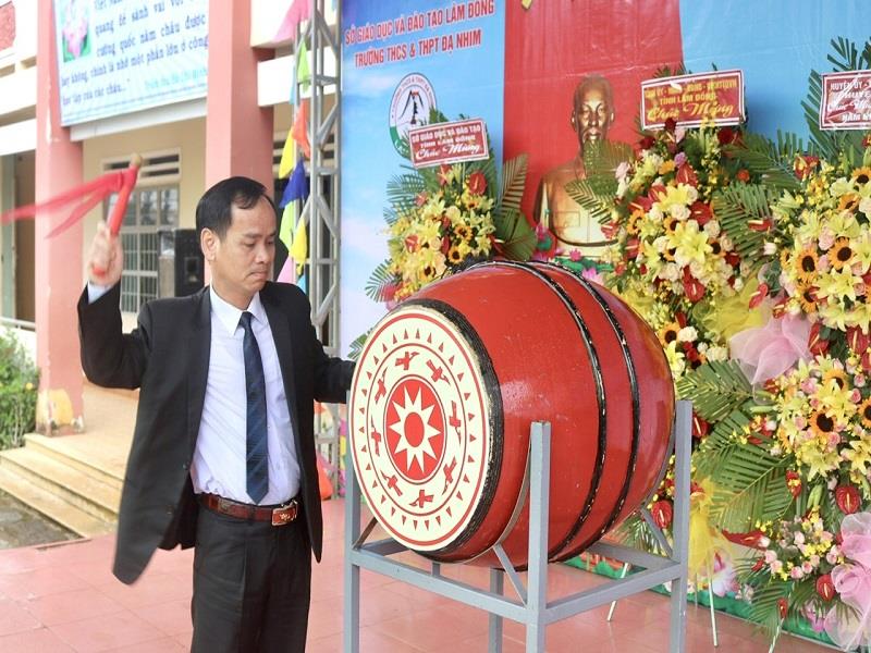 Đồng chí Đa Cát Vinh - Phó Chủ tịch HĐND tỉnh đánh hồi trống khai trường